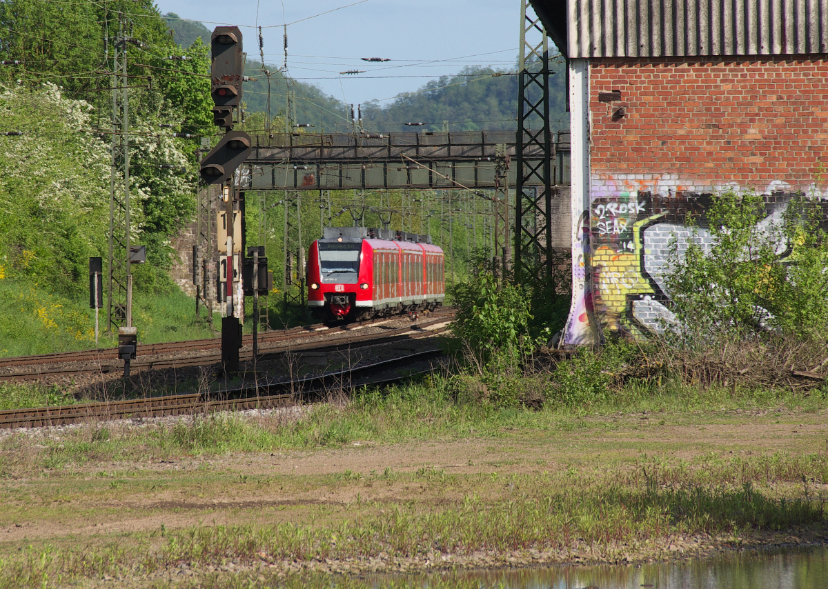 Drei Mini-Quietschies.....haben, so könnte man meinen, das schöne Sonntagswetter zu einem Betriebsausflug genutzt! 426 005 , ein Unbekannter und 426 037 sind auf Betriebsfahrt im Saartal. Gleich passiert das Gespann die ehemalige Halle des Brückenaußenlagers Karthaus. Hier in dieser Halle wurden auch von einem Schrotthändler einige E-94 Krokodile ausgeschlachtet. Bahnstrecke 3230 Saarbrücken - Karthaus am 10.05.2015