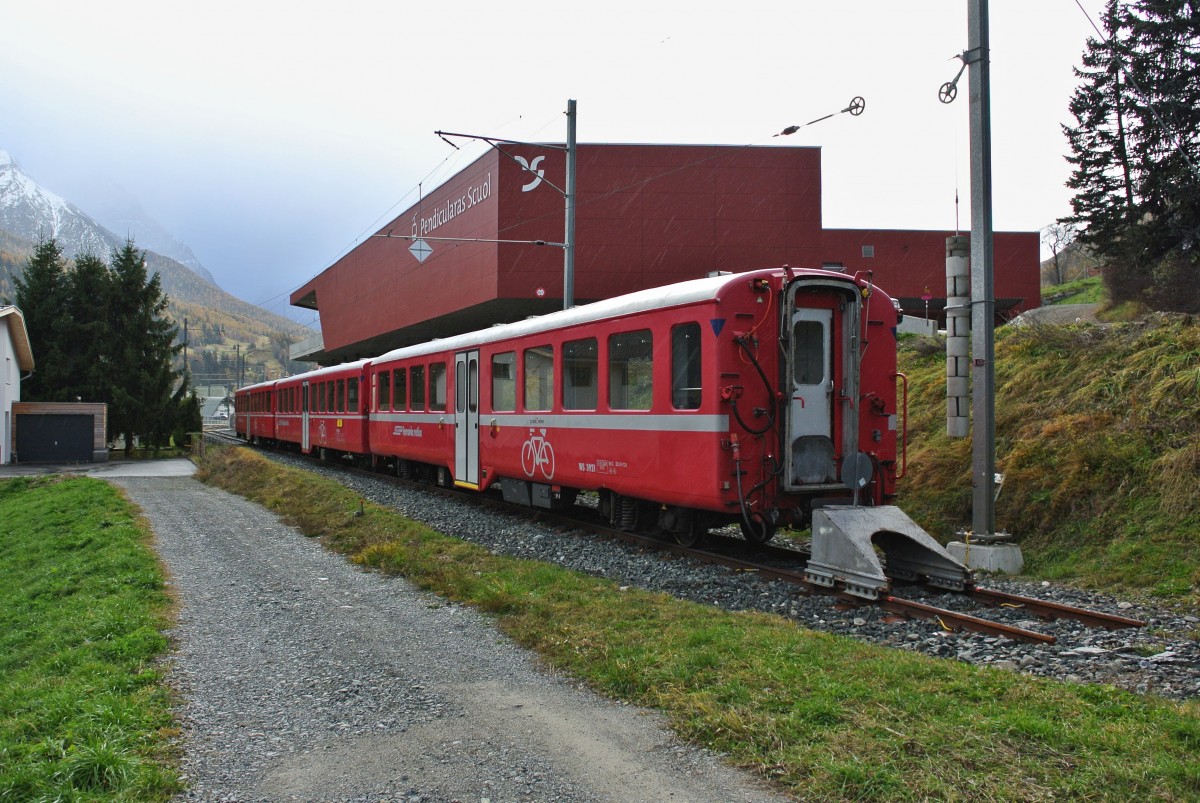 Drei in der Nebensaison nicht bentige Velowagen stehen abgestellt auf den stlichsten Metern der RhB in Scuol-Tarasp. Es handelt sich um die WS 3921, WS 3914 und WS 3913, 04.11.2014.