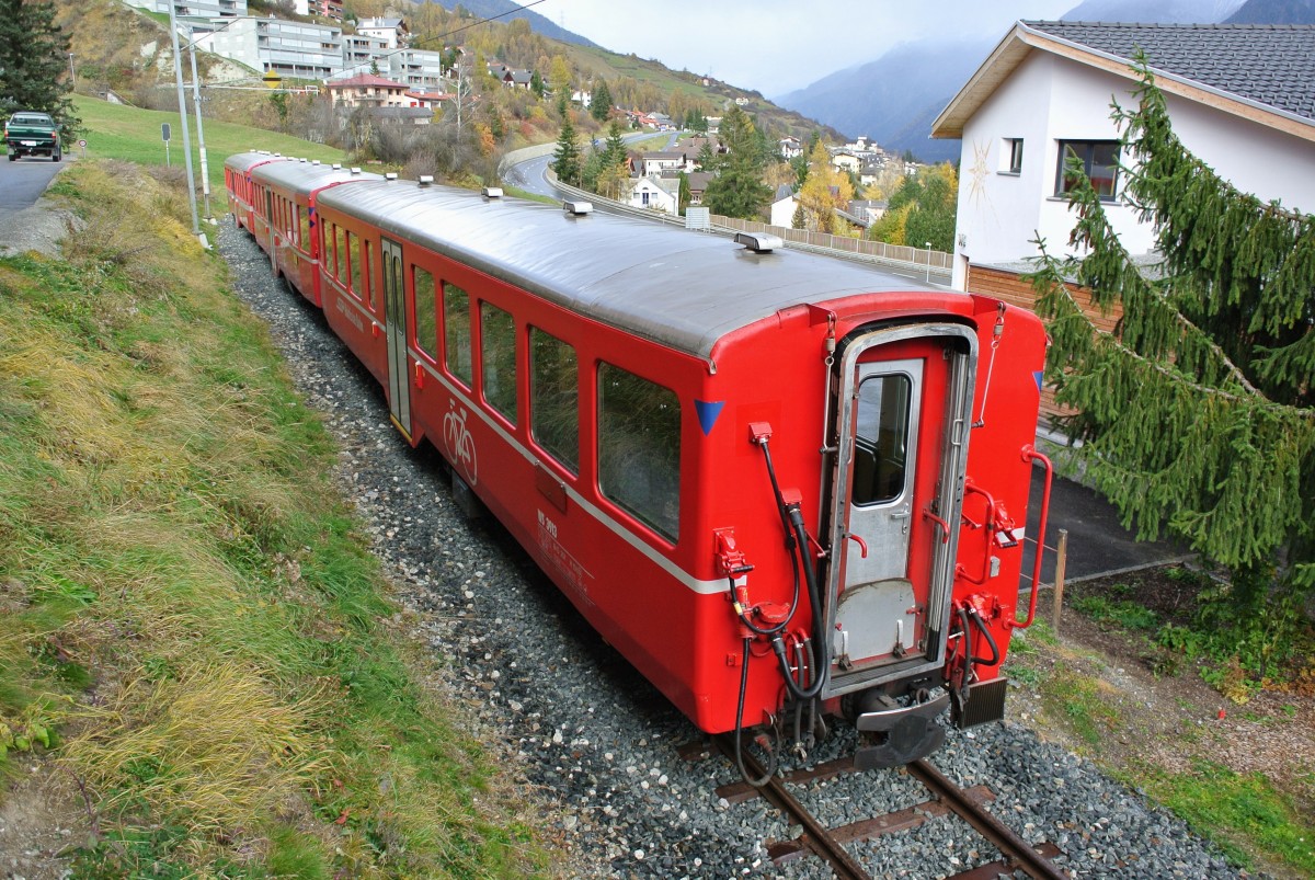Drei in der Nebensaison nicht bentige Velowagen stehen abgestellt auf den stlichsten Metern der RhB in Scuol-Tarasp. Es handelt sich um die WS 3913, WS 3914 und WS 3921, 04.11.2014.

