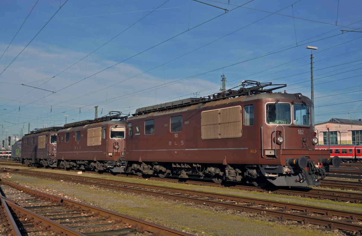 Drei Re 4/4 der BLS mit der Betriebsnummern 182, 175 und 173 am Badischen Bahnhof in Basel. Die Aufnahme stammt vom 17.12.2013.