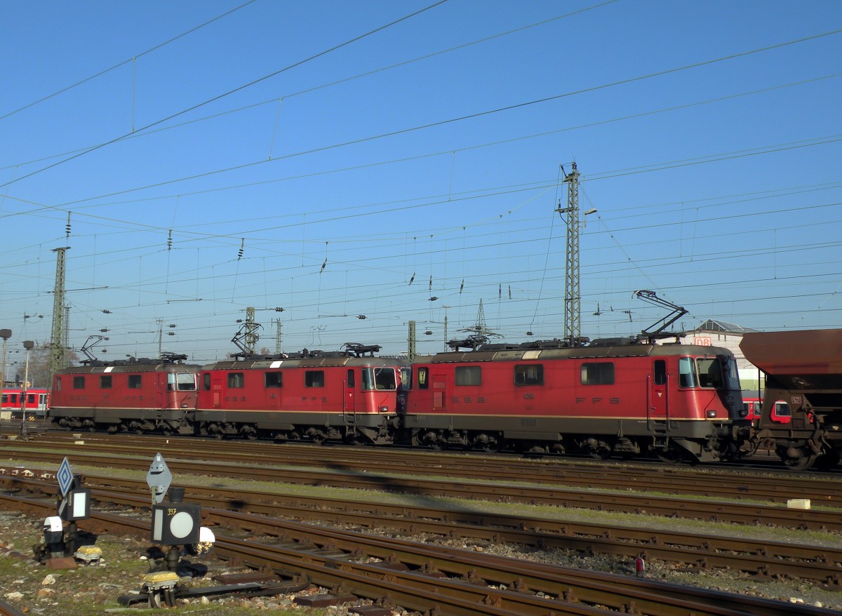 Drei Re 4/4 II mit den Nummern 11275,11291 und 11290 beim Badischen Bahnhof in Basel. Die Aufnahme stammt vom 16.12.2013.