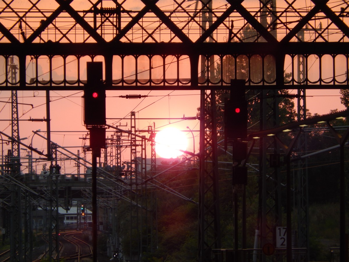 Drei rote Leuchten am Abendhimmel, zwei davon sind Signale. Gesehen am 17.07.2015 in Dresden Hbf