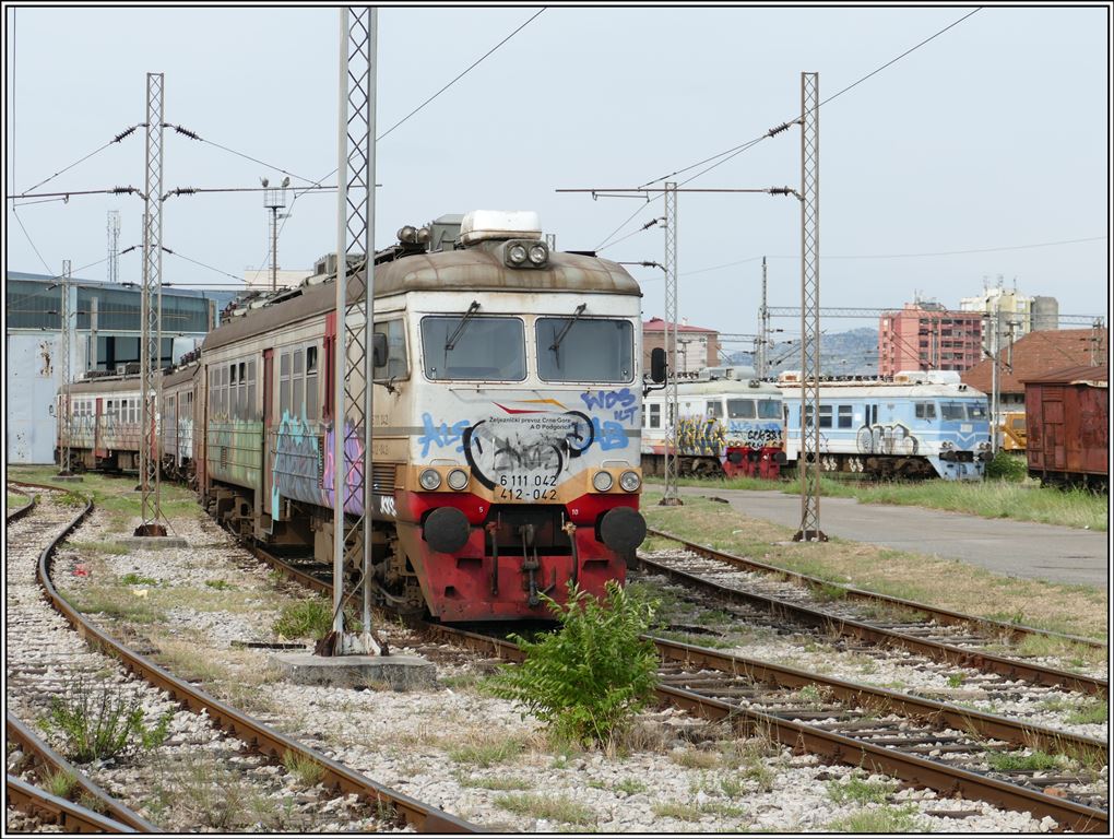 Drei RVR Triebwagen vor dem Depot Podgorica. Die zwei links sind immer noch in Betrieb. (16.07.2019)