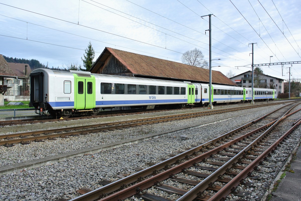 Drei seit einigen Monaten abgestellte BLS Wagen; RBDe 566 I Zwischenwagen B 50 85 29-35 503-6, B Lego 50 85 20-35 536-5 und B Lego 50 85 20-35 544-9, Ltzelflh-Goldbach, 13.12.2014.