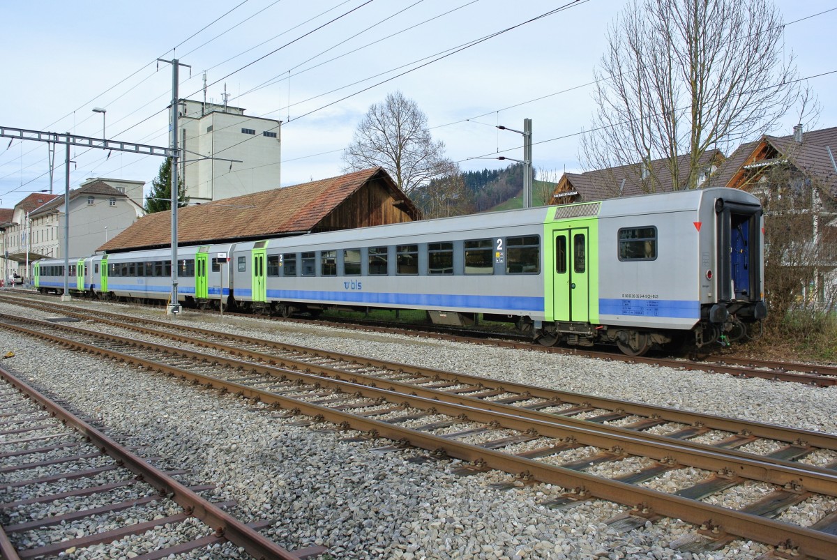 Drei seit einigen Monaten abgestellte BLS Wagen; B Lego 50 85 20-35 544-9, B Lego 50 85 20-35 536-5 und RBDe 566 I Zwischenwagen B 50 85 29-35 503-6, Ltzelflh-Goldbach, 13.12.2014.