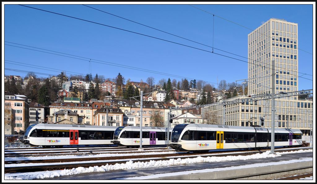 Drei Thurbo GTW warten in St.Gallen auf den nächsten Einsatz. (05.12.2013)