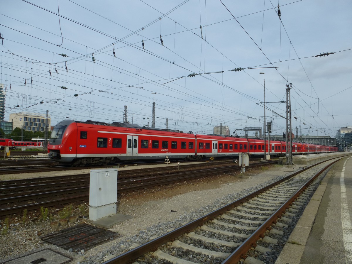 Drei Triebz�ge der BR 440 haben hier am 22.09.2013 Einfahrt in den M�nchner Hbf.