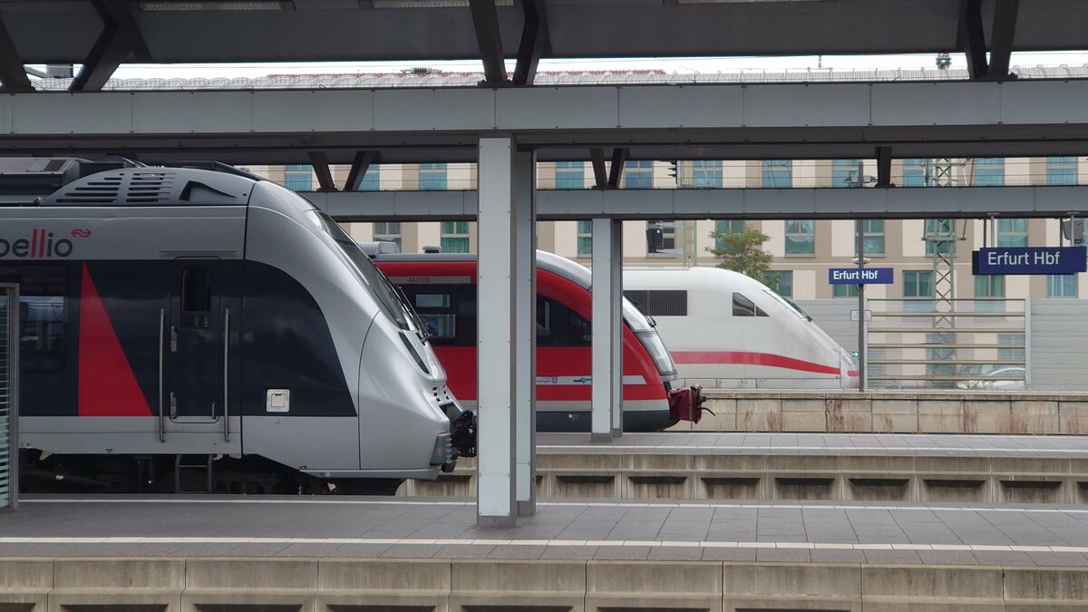Drei Triebzuggenerationen hintereinander in Erfurt Hbf am 27.9.22
ICE 1 (1988-1993)
Siemens Desiro Classic (1999-2010) der DB
Bombardier Talent 2 (2008-2021) von Abellio Mitteldeutschland