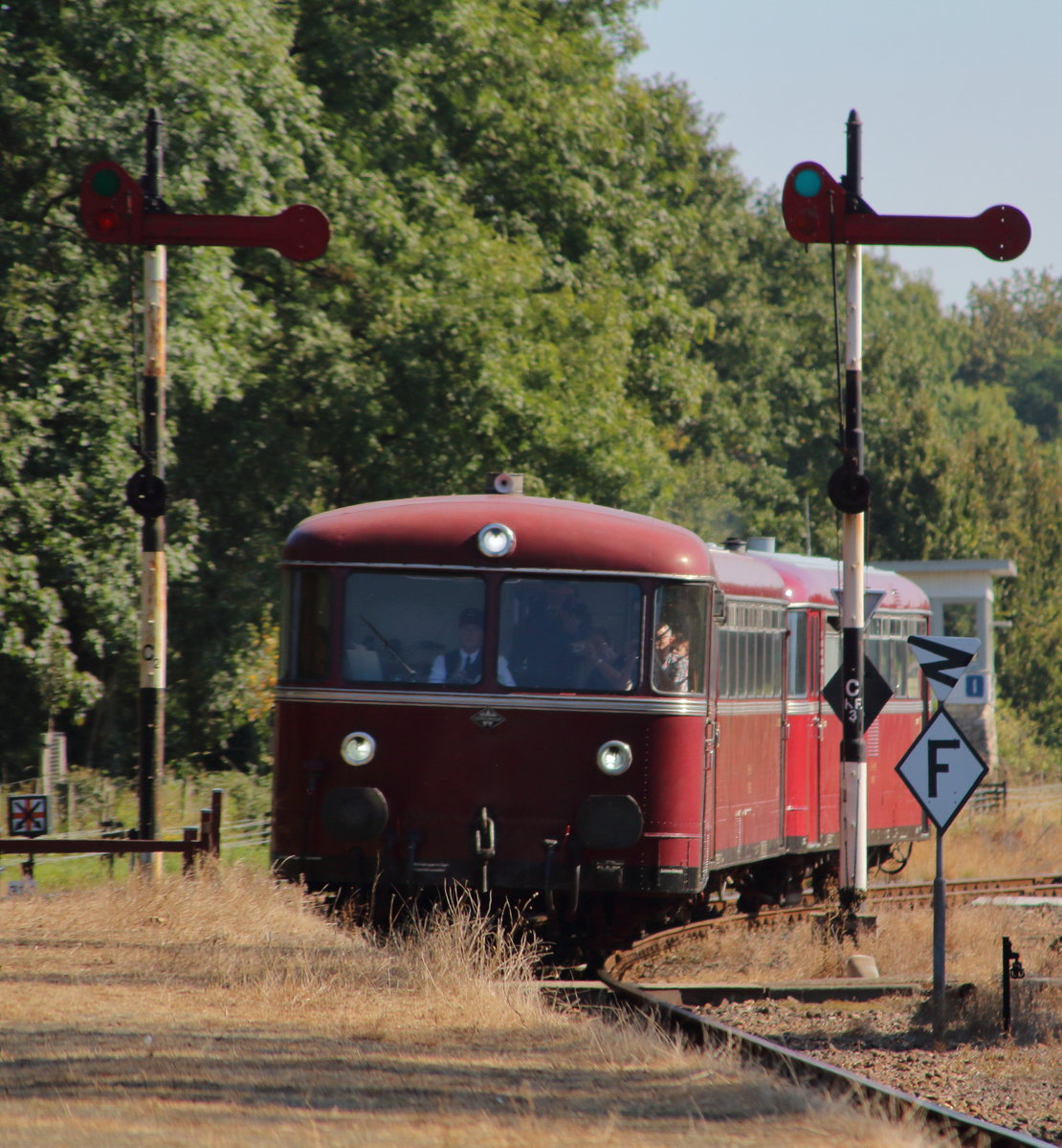 Drei Uerdinger bei der Einfahrt in den Bahnhof Simpelveld.

Simpelveld, 25. September 2016