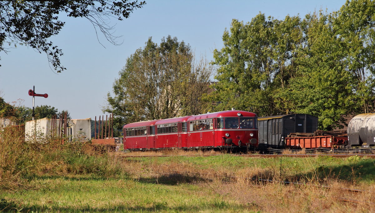 Drei Uerdinger (ein Motorwagen und zwei Beiwagen) bei der Einfahrt in den Bahnhof Simpelveld.

Simpelveld, 25. September 2016