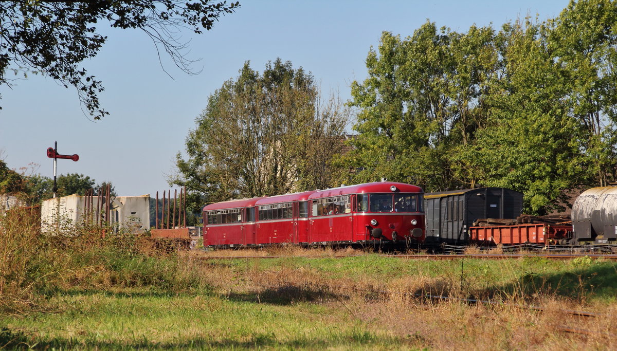 Drei Uerdinger (ein Motorwagen und zwei Beiwagen) bei der Einfahrt in den Bahnhof Simpelveld.

Simpelveld, 25. September 2016