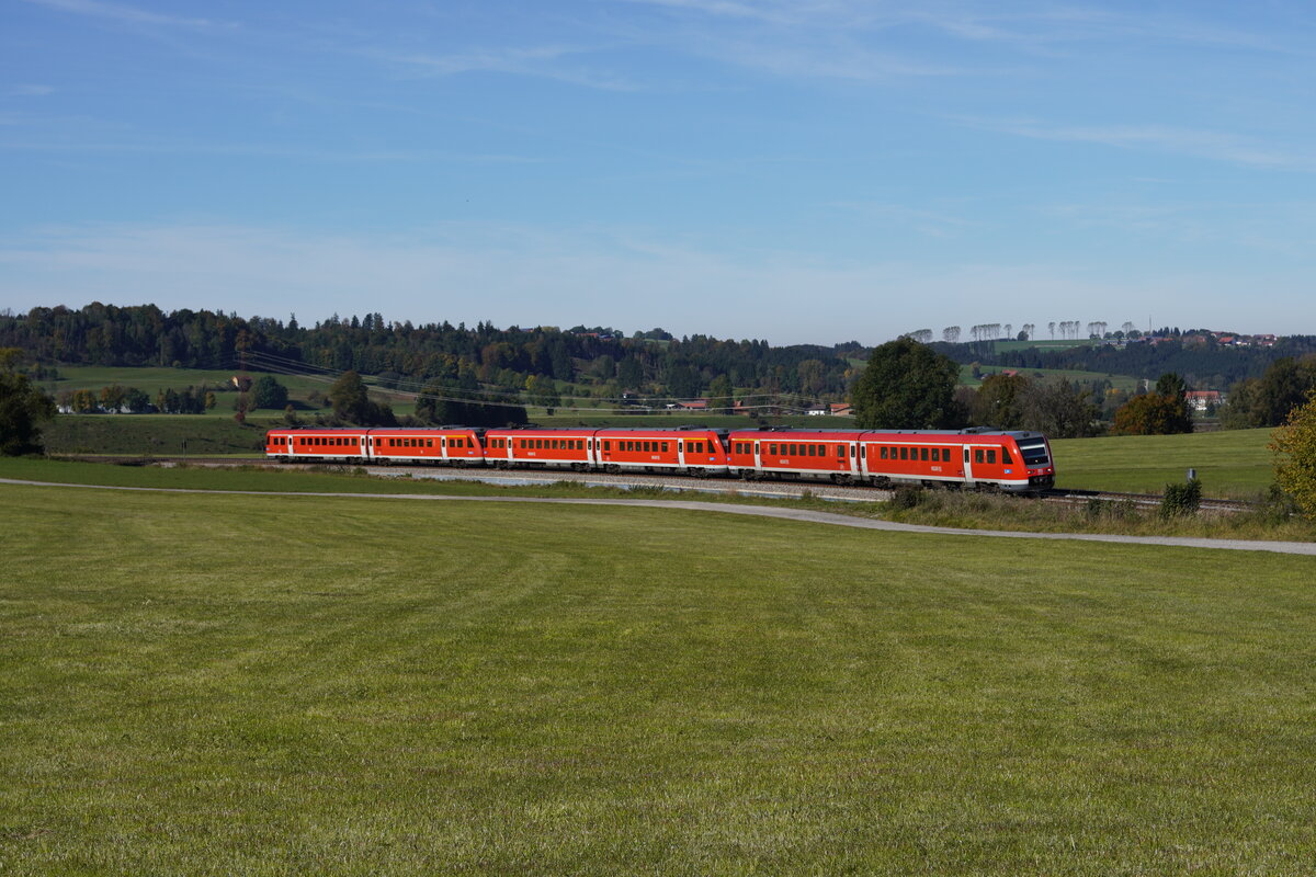 Drei unbekannte 612er fahren am 18.10.2021 als RE 70(3877)/RE 76(7877) von Hergatz/Oberstdorf nach München Hbf. Aufgenommen kurz vor Günzach um 13:33 Uhr.