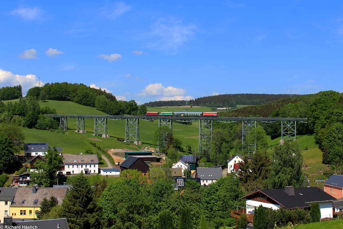 Drei V75 überqueren das Markersbacher Viadukt auf ihrem Rückweg von den Schwarzenberger Eisenbahntagen.
