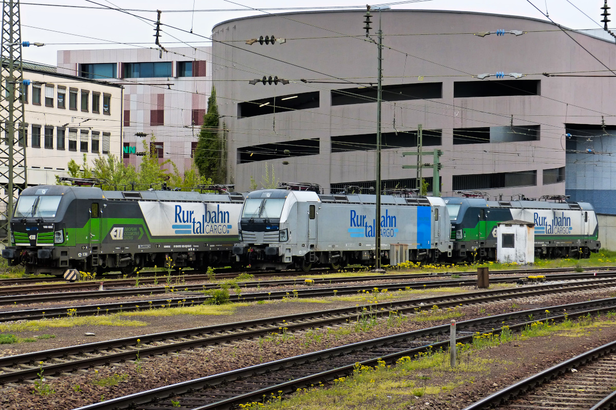 Drei Vectrons (193 832,193 810-9 und 193 229 von links) im Einsatz für Rurtalbahn Cargo abgestellt in Passau 23.04.2016