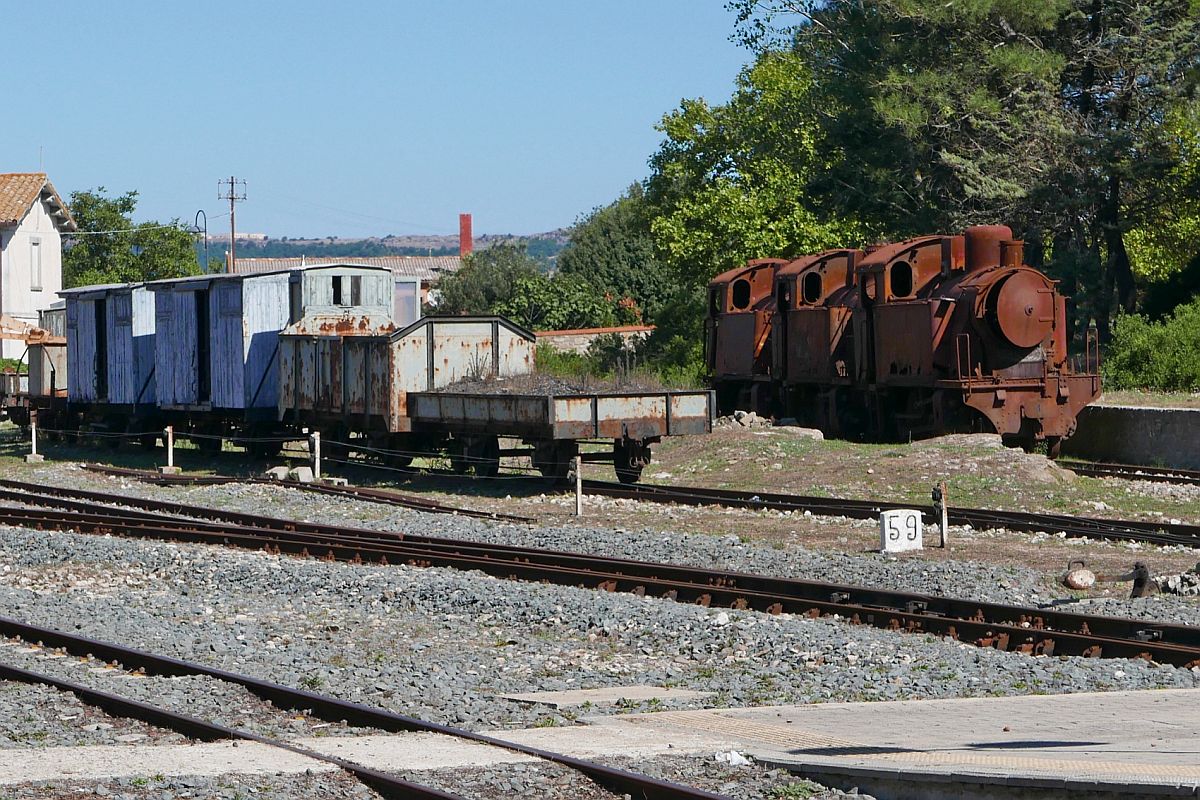 Drei verrostete Dampfloks, bei denen in der Zwischenzeit teilweise der Wassertank durchgerostet ist, am 01.10.2019 in Mandas.