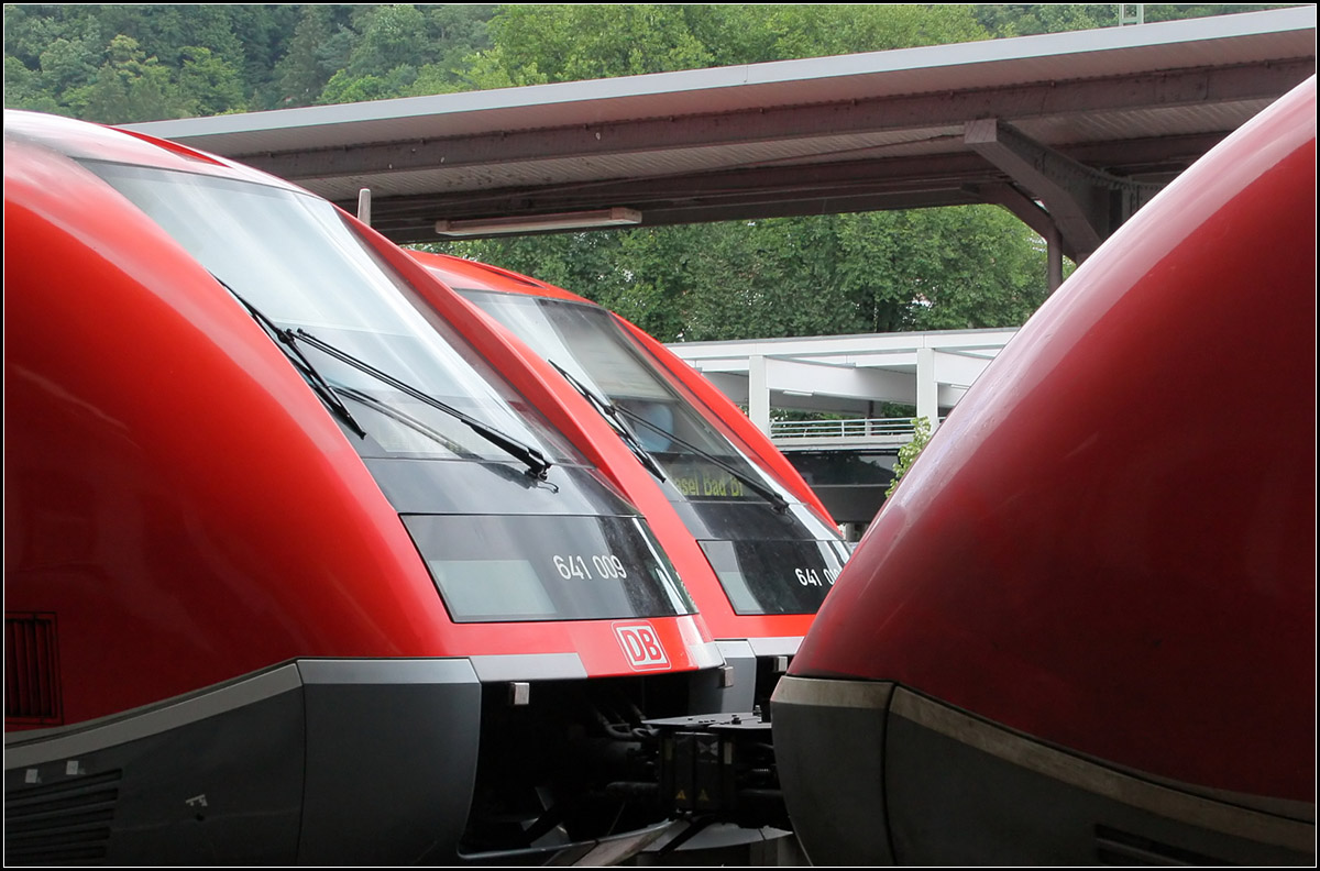 Drei von Vier -

Zwei Doppeltraktionen aus Dieseltreibwagen der Baureihe 641 stehen im Bahnhof Waldshut nebeneinander.

10.07.2012 (M)

