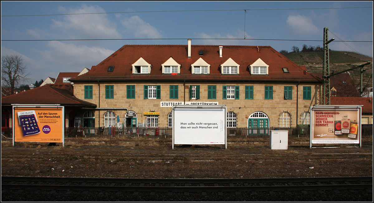 Drei Werbeplakate und ein Bahnhofsgebäude -

Bahnhof Stuttgart-Obertürkheim. Bahnfotografie mache ich oftmals dann wenn ich auf einem Bahnhof auf den Zug warten muss. Ein ICE-Bild an dieser Station hat der Lokführer verhindert, indem genau zu dem Moment auf die Hupe betätigt (wahrscheinlich zum Gruß), als ich auf den Auflöser drückte und dann vor Schreck verwackelte...

22.03.2015 (M)