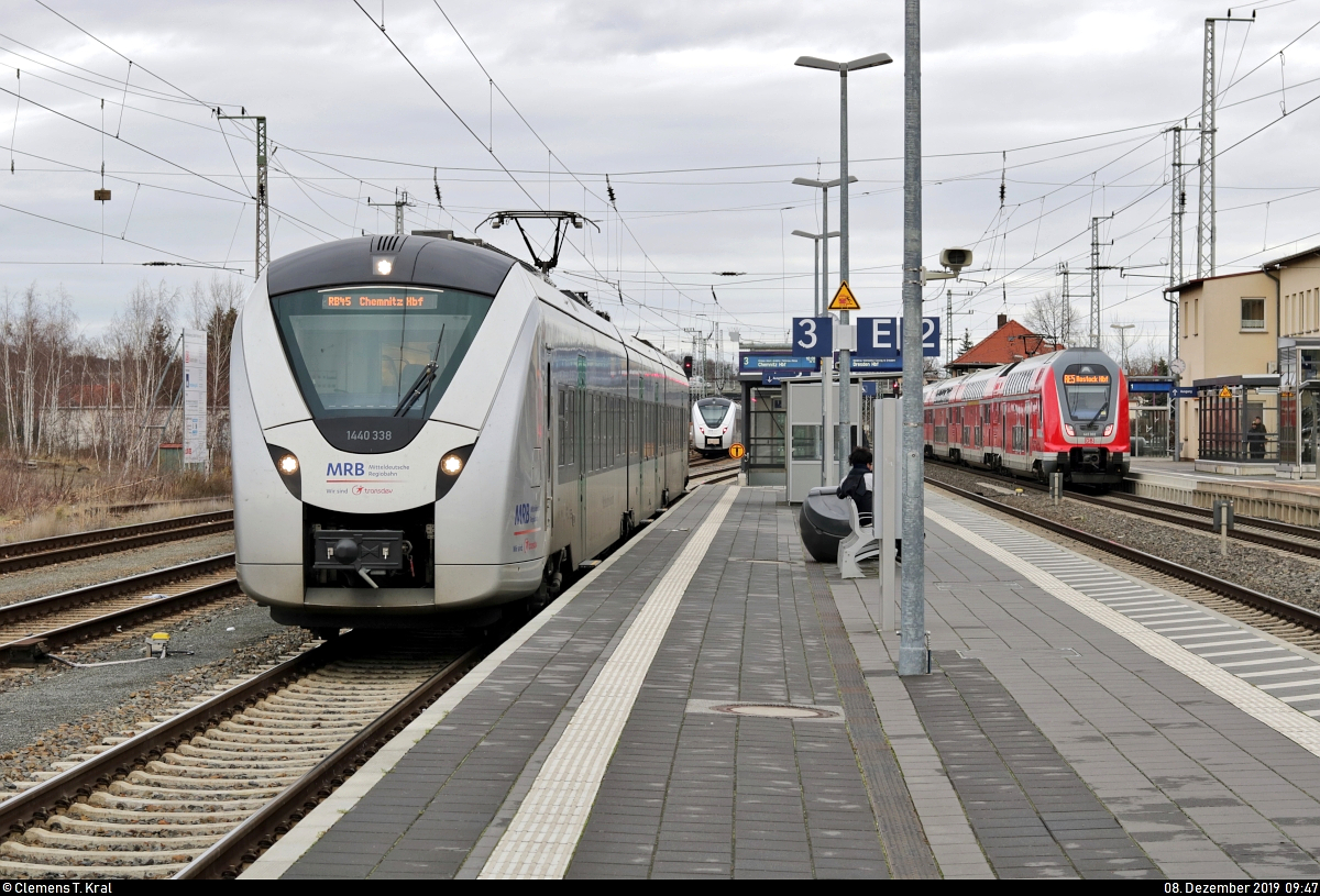Drei Züge auf einen Blick:
1440 338 (Alstom Coradia Continental) der Bayerischen Oberlandbahn GmbH (BOB | Mitteldeutsche Regiobahn (MRB)) als RB 74127 (RB45) nach Chemnitz Hbf, dahinter der abgestellte 1440 330 sowie rechts 445 002-2 und 445 004-8 (Bombardier Twindexx Vario) von DB Regio Nordost als RE 4358 (RE5) nach Rostock Hbf stehen im Startbahnhof Elsterwerda.
[8.12.2019 | 9:47 Uhr]