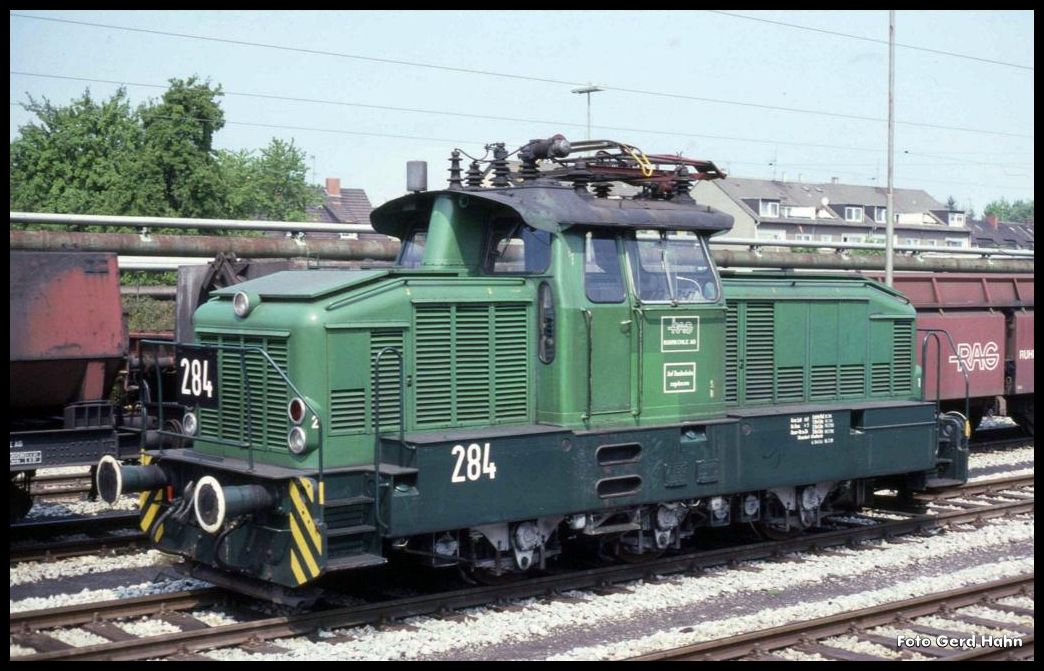 Dreiachsige Henschel Elektro Rangierlok der RAG Nr. 204 am 11.5.1991 im Verschiebebahnhof Gladbeck West.