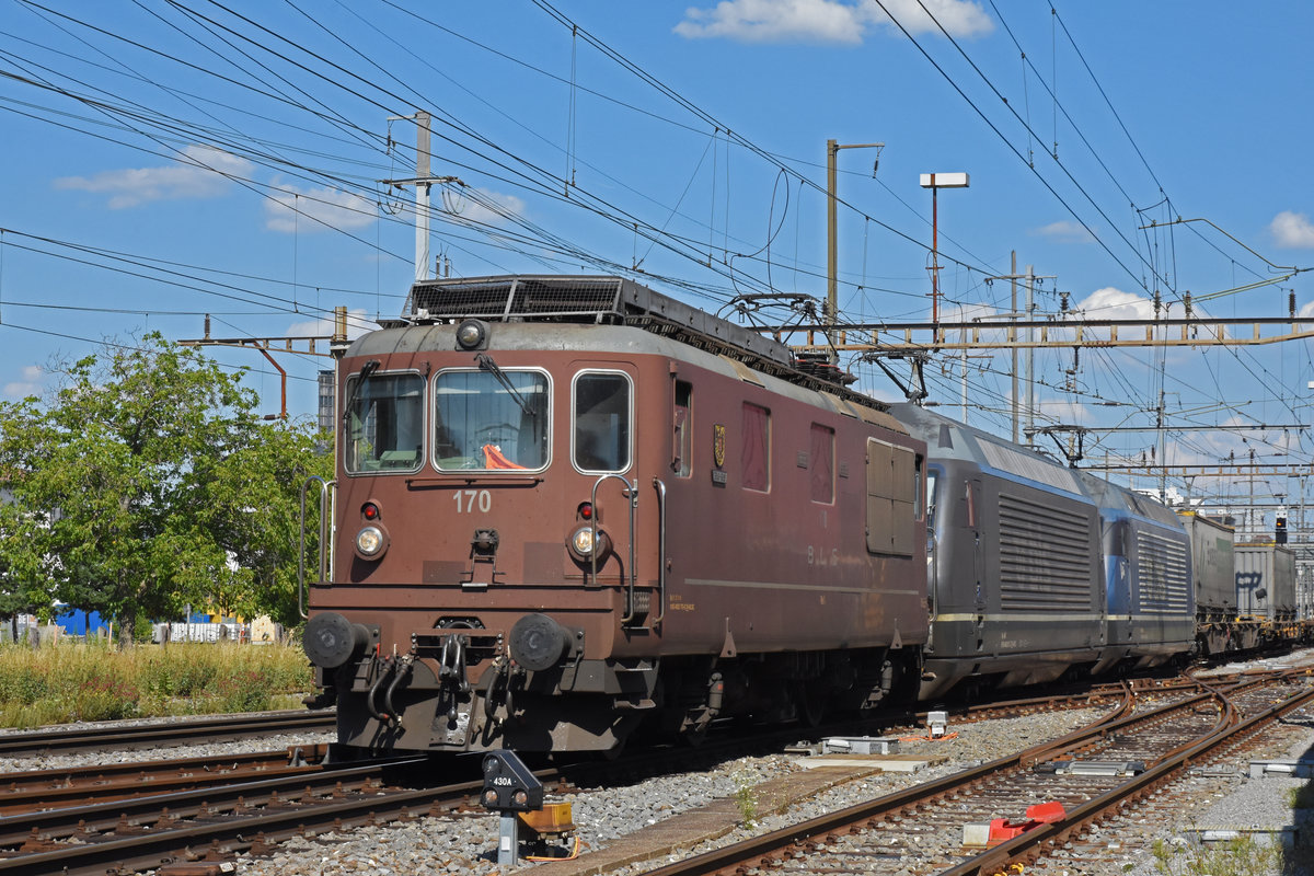 Dreifach Traktion, mit den BLS Loks 425 170, 465 017-2 und 465 014-9 durchfährt den Bahnhof Pratteln. Die Aufnahme stammt vom 20.07.2020.