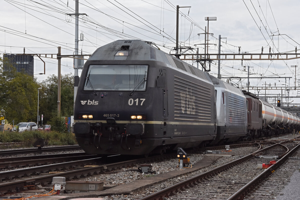 Dreifach Traktion, mit den BLS Loks 465 017-2, 465 016-4 und 425 182, durchfährt den Bahnhof Pratteln. Die Aufnahme stammt vom 20.09.2021.