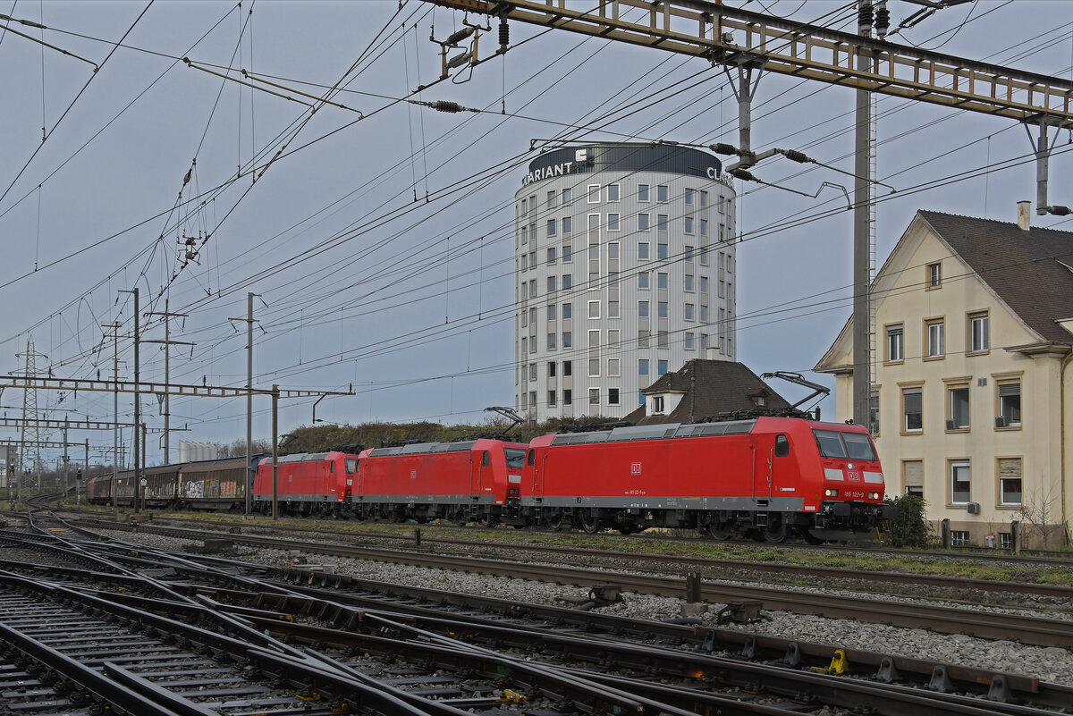 Dreifach Traktion, mit den DB Loks 185 122-9, 185 096-5 und 185 116-1 durchfährt am 30.12.2022 den Bahnhof Pratteln.