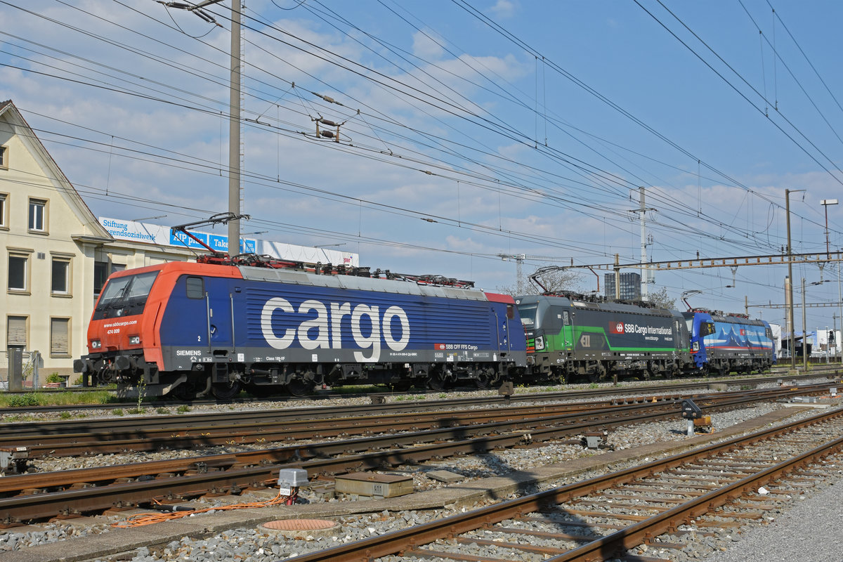 Dreifach Traktion, mit den Loks 193 523-8, 193 256-5 und 474 009-8 durchfährt den Bahnhof Pratteln. Die Aufnahme stammt vom 09.04.2020.