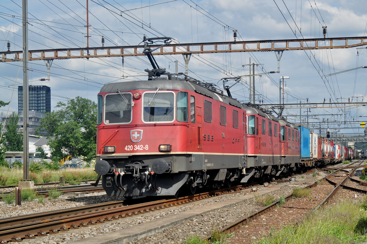Dreifach Traktion, mit den Loks 420 342-8, 11267 und 11266, durchfahren den Bahnhof Pratteln. Die Aufnahme stammt vom 12.08.2017.