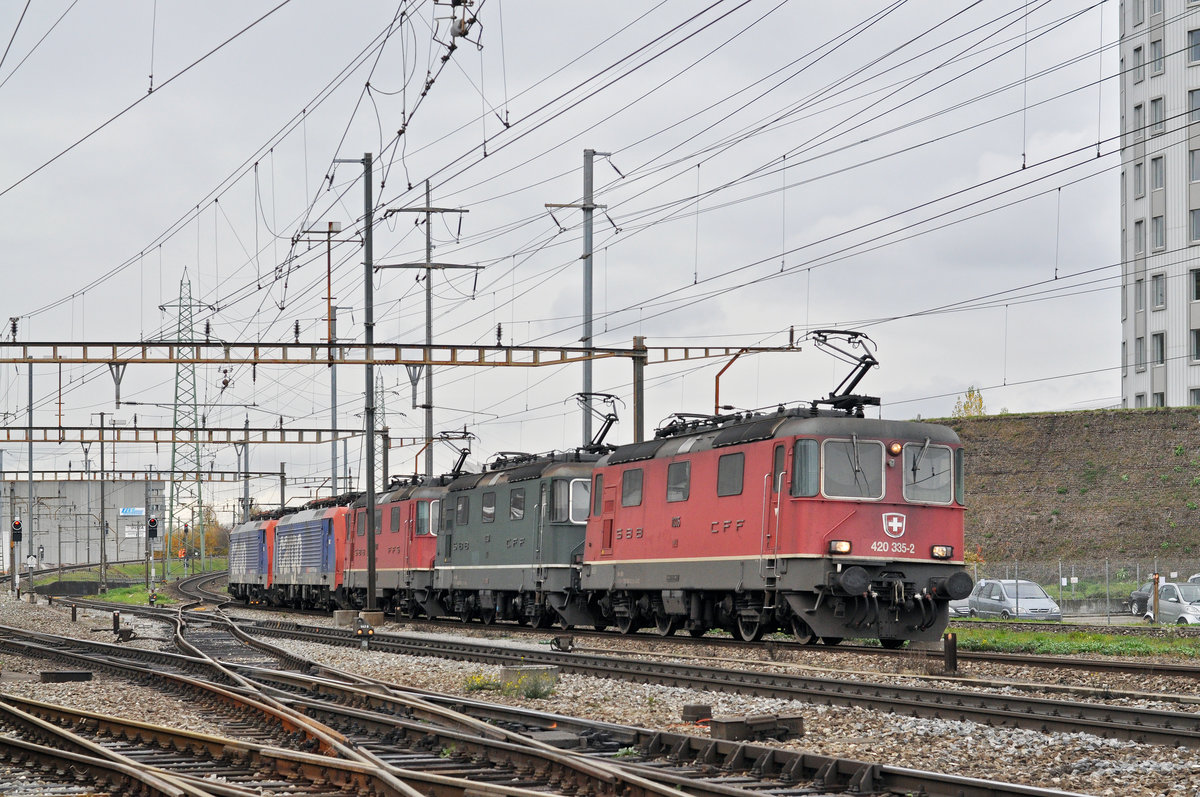 Dreifach Traktion, mit den Loks 420 335-2, 11330 und 11271 und den beiden kalten Loks 474009-6 und 474 012-2, durchfahren den Bahnhof Pratteln. Die Aufnahme stammt vom 08.11.2017.