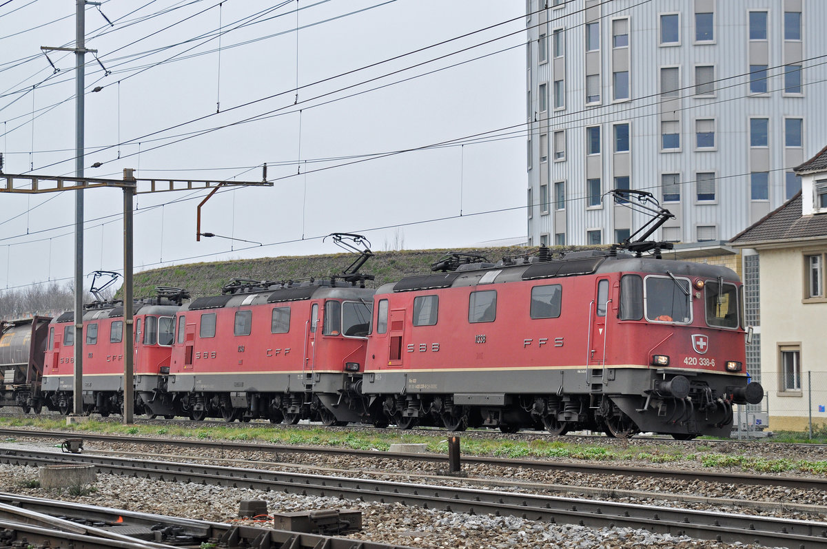Dreifach Traktion, mit den Loks 420 338-6, 11348 und 11328, durchfahren den Bahnhof Pratteln. Die Aufnahme stammt vom 09.02.2018.