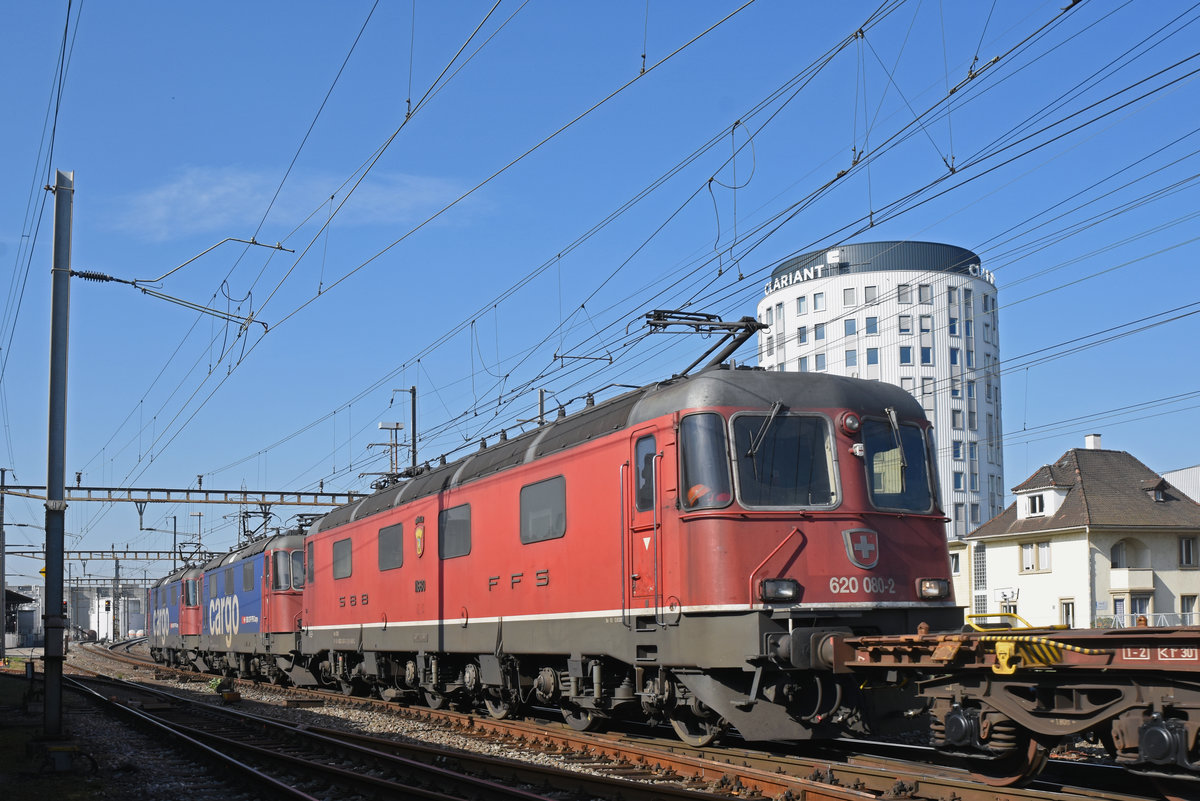 Dreifach Traktion, mit den Loks 420 346-9, 420 347-7 und 620 080-2, durchfährt den Bahnhof Pratteln. Die Aufnahme stammt vom 16.10.2018.