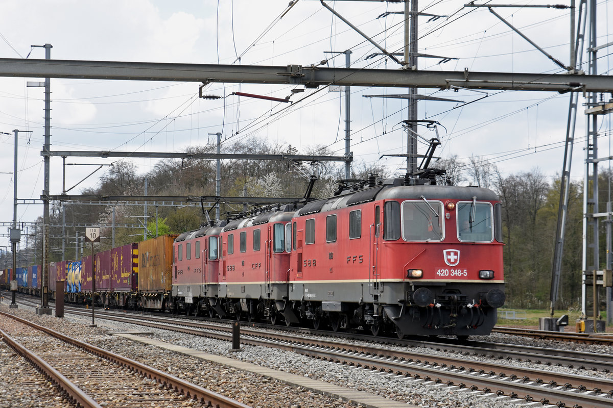Dreifach Traktion, mit den Loks 420 348-5, 420 250-3 und 420 296-6 durchfährt den Bahnhof Möhlin. Die Aufnahme stammt vom 09.04.2019.