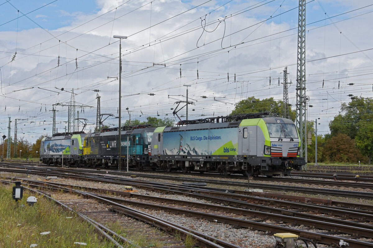 Dreifach Traktion, mit den Loks 475 412-3, 193 717-6 und 475 419-8 durchfährt den badischen Bahnhof. Die Aufnahme stammt vom 10.09.2022.