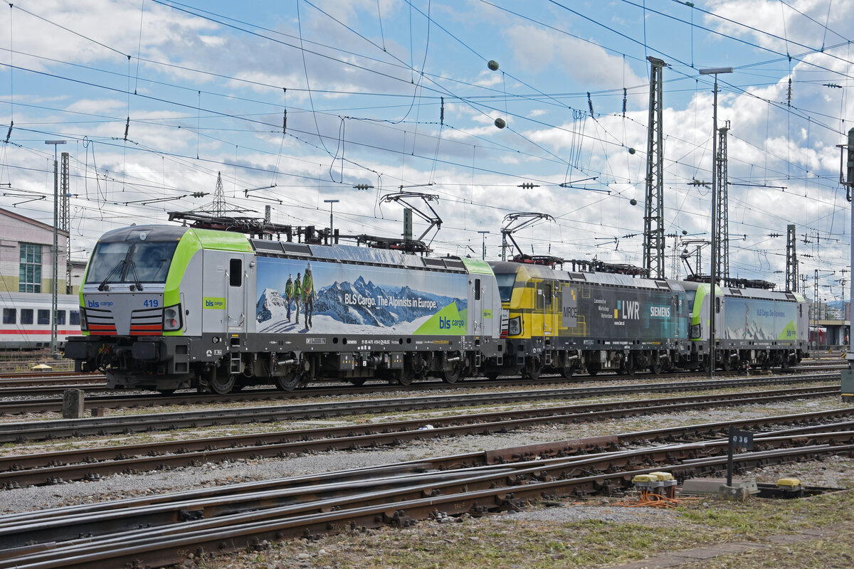 Dreifach Traktion, mit den Loks 475 412-3, 193 717-6 und 475 419-8 durchfährt den badischen Bahnhof. Die Aufnahme stammt vom 10.09.2022.