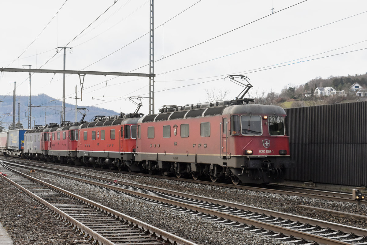 Dreifach Traktion, mit den Loks 620 056-1, 11664, 11341 und der kalten Re 620 069-5, durchfährt den Bahnhof Gelterkinden. Die Aufnahme stammt vom 17.12.2018.
