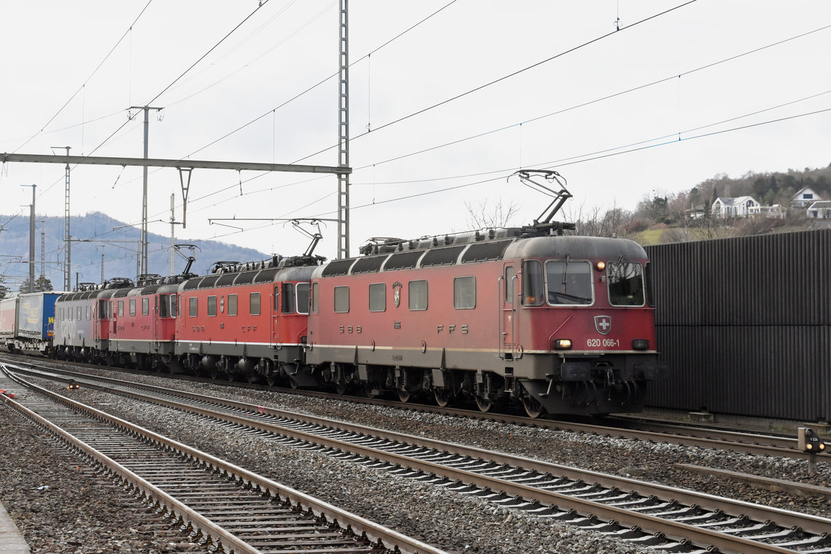 Dreifach Traktion, mit den Loks 620 056-1, 11664, 11341 und der kalten Re 620 069-5, durchfährt den Bahnhof Gelterkinden. Die Aufnahme stammt vom 17.12.2018.
