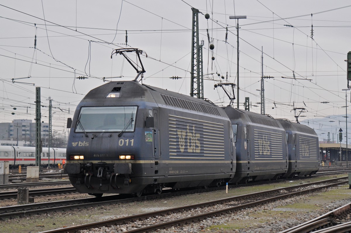 Dreifach Traktion mit den Re 465 011-5, 465 012-3 und 465 010-7 treffen beim Badischen Bahnhof ein und werden remisiert. Die Aufnahme stammt vom 19.01.2016.