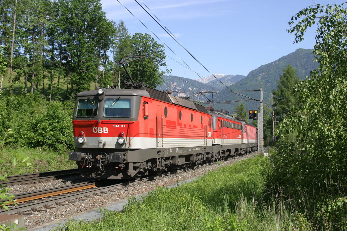 Dreifachbespannung am G-54703 durch 1144.121+1142.667+1144.020 im Einschnitt hinter Küb mit dem Schneeberg im Hintergrund am 28.5.16