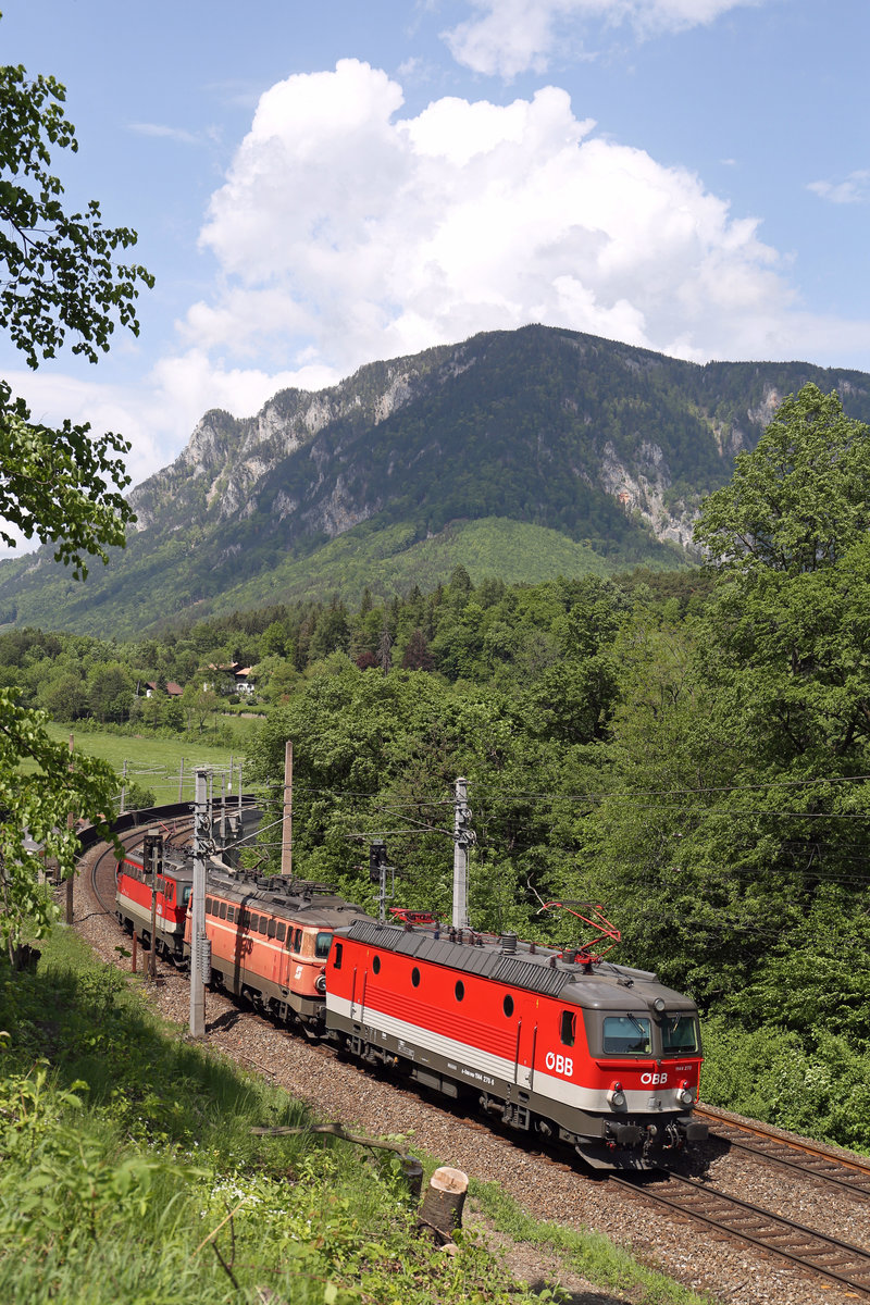Dreifachlokzug bestehend aus der neuen 1144.270+1142.575+667 vor dem von einen mächtigen Gewitterkopf überragenden Saurüssel bei Payerbach/R. 3.5.18