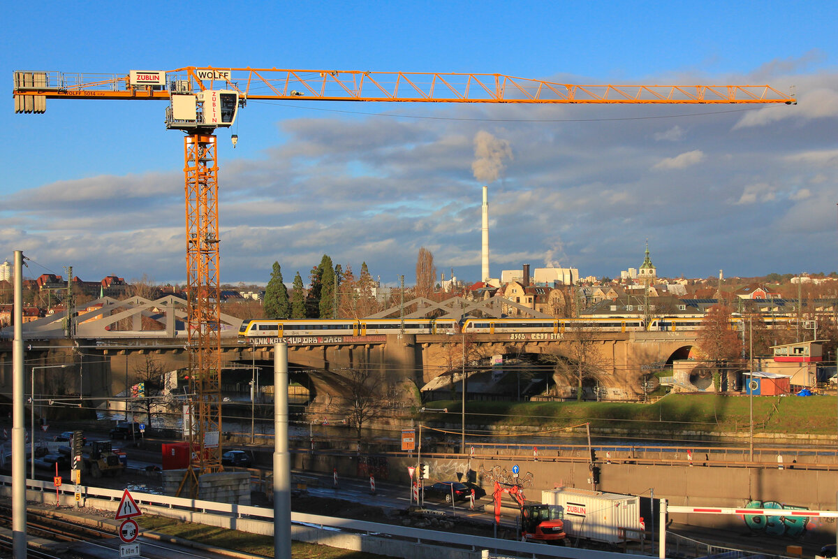 Dreifachtraktion 612 als IRE 6 Stuttgart-Tübingen/Rottenburg/Aulendorf am 15.01.2023 auf der Neckarbrücke in Stuttgart-Bad Cannstatt. 