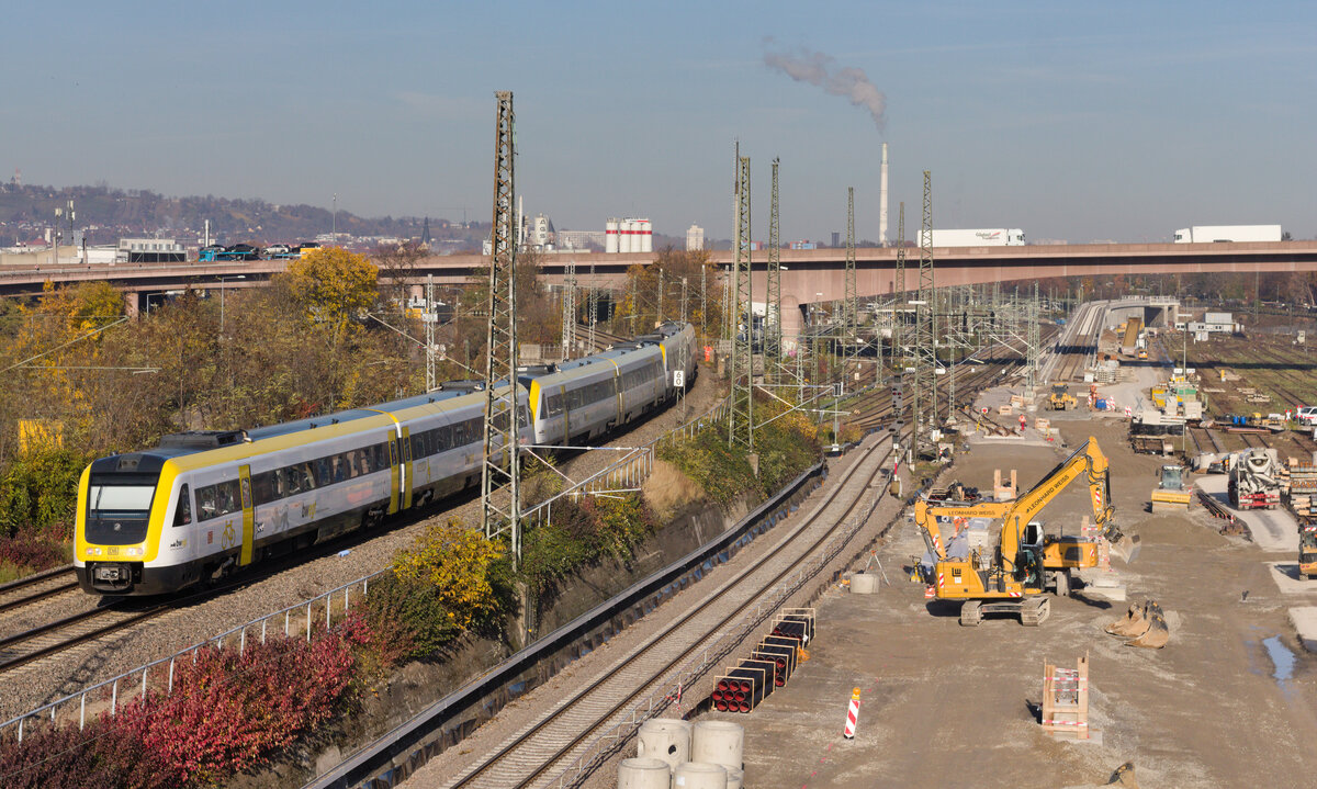 Dreifachtraktion 612 als IRE6 Stuttgart-Tübingen/Rottenburg/Aulendorf  zwischen Stuttgart-Bad Cannstatt und Untertürkheim, aufgenommen vom Eszetsteg am 09.11.2021. 