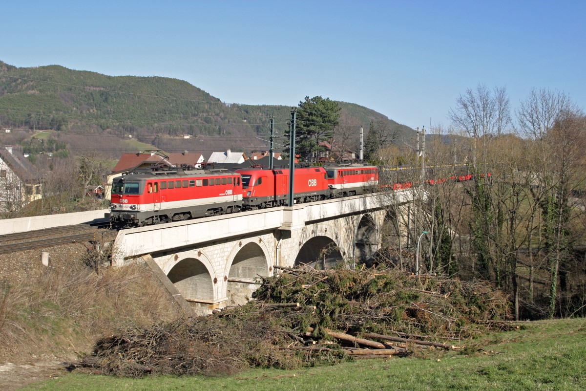 Dreifachtraktion am GAG-47046 durch 1142.554+1116+1142 bei Payerbach/R. am 18.3.16