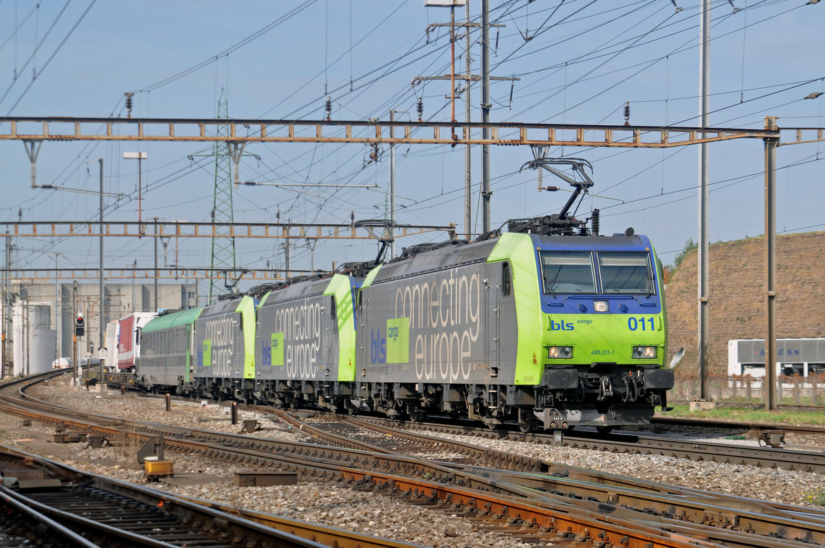 Dreifachtraktion, mit den BLS Loks 485 011-1, 485 017-8 und 485 005-3 durchfahren den Bahnhof Pratteln. Die Aufnahme stammt vom 29.09.2017.