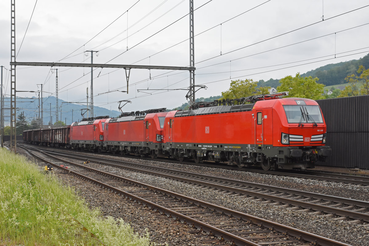 Dreifachtraktion, mit den DB Siemens Vectron 193 339-9, 193 304-3 und 193 347-2 durchfährt den Bahnhof Gelterkinden. Die Aufnahme stammt vom 13.05.2020.
