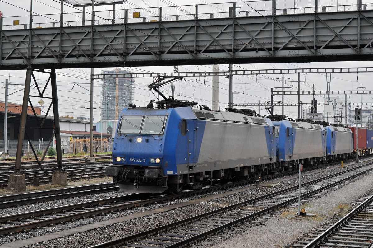 Dreifachtraktion, mit den Loks 185 535-2, 185 526-1 und 185 536-0, durchfahren den Bahnhof Pratteln. Die Aufnahme stammt vom 17.10.2016.
