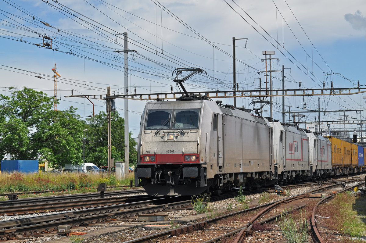 Dreifachtraktion, mit den Loks 186 908-6, 186 902-3 und 186 905-6, durchfahren den Bahnhof Pratteln.  Das abzweigende Gleis führt auf eine Strasse und in ein Industriegebiet, von wo aus auch diese Aufnahme am 23.06.2016 entstand.
