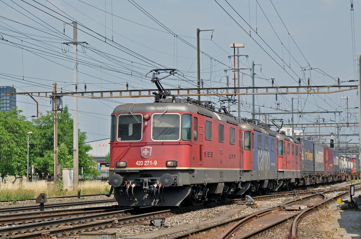 Dreifachtraktion, mit den Loks 420 271-9, 421 385-6 und 11286, durchfahren den Bahnhof Pratteln. Die Aufnahme stammt vom 23.06.2017.
