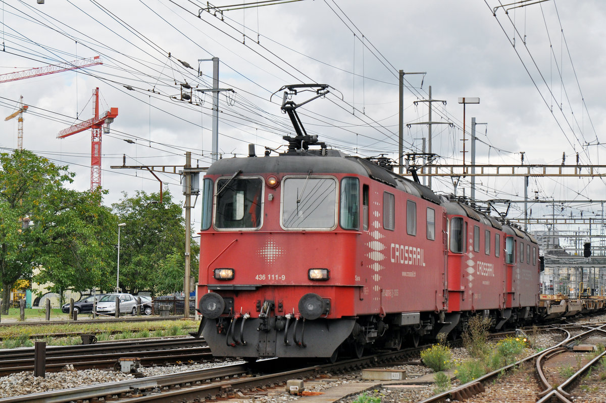 Dreifachtraktion, mit den Loks 430 111-9  Sara , 430 114-9  Natalie  und 430 112-3  Zita , durchfahren den Bahnhof Pratteln. Das abzweigende Gleis führt auf eine Strasse und in ein Industriegebiet, von wo aus auch diese Aufnahme am 08.09.2016 entstand.