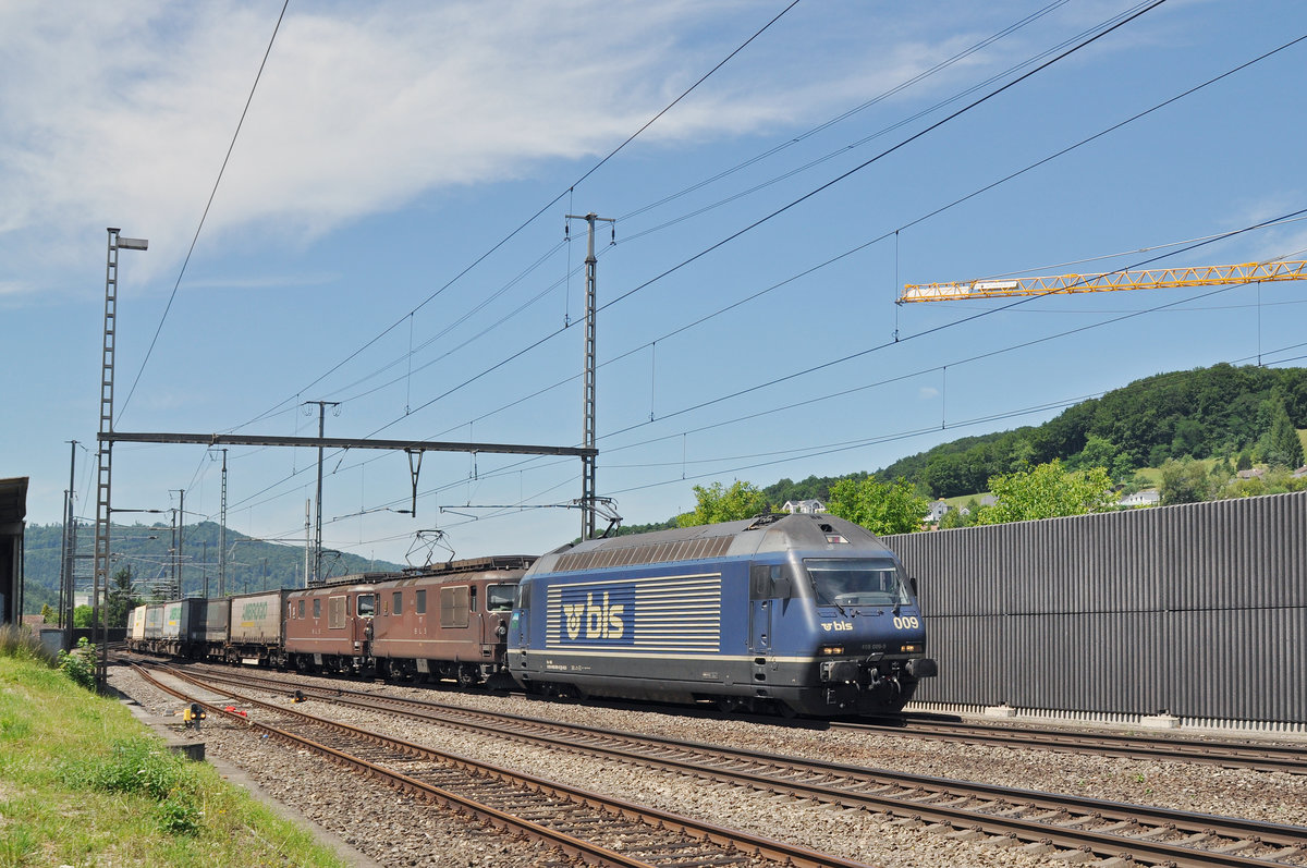 Dreifachtraktion, mit den Loks 465 009-9, 425 177 und 425 181, durchfahren den Bahnhof Gelterkinden. Die Aufnahme stammt vom 05.07.2017.