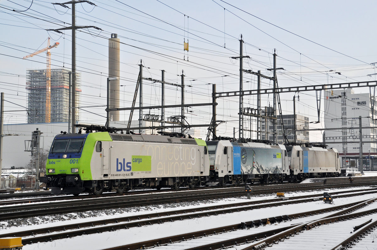 Dreifachtraktion, mit den Loks 485 001-2, 186 103-8 und 186 106-1, sind beim Bahnhof Pratteln abgestellt. Die Aufnahme stammt vom 16.01.2017.